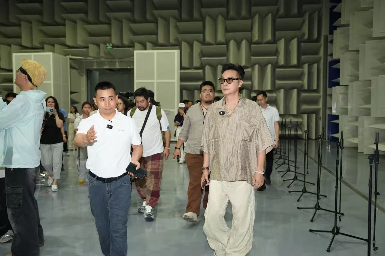 影帝探访硬核智造 吴镇宇点赞东风星海V9消声室静谧实力